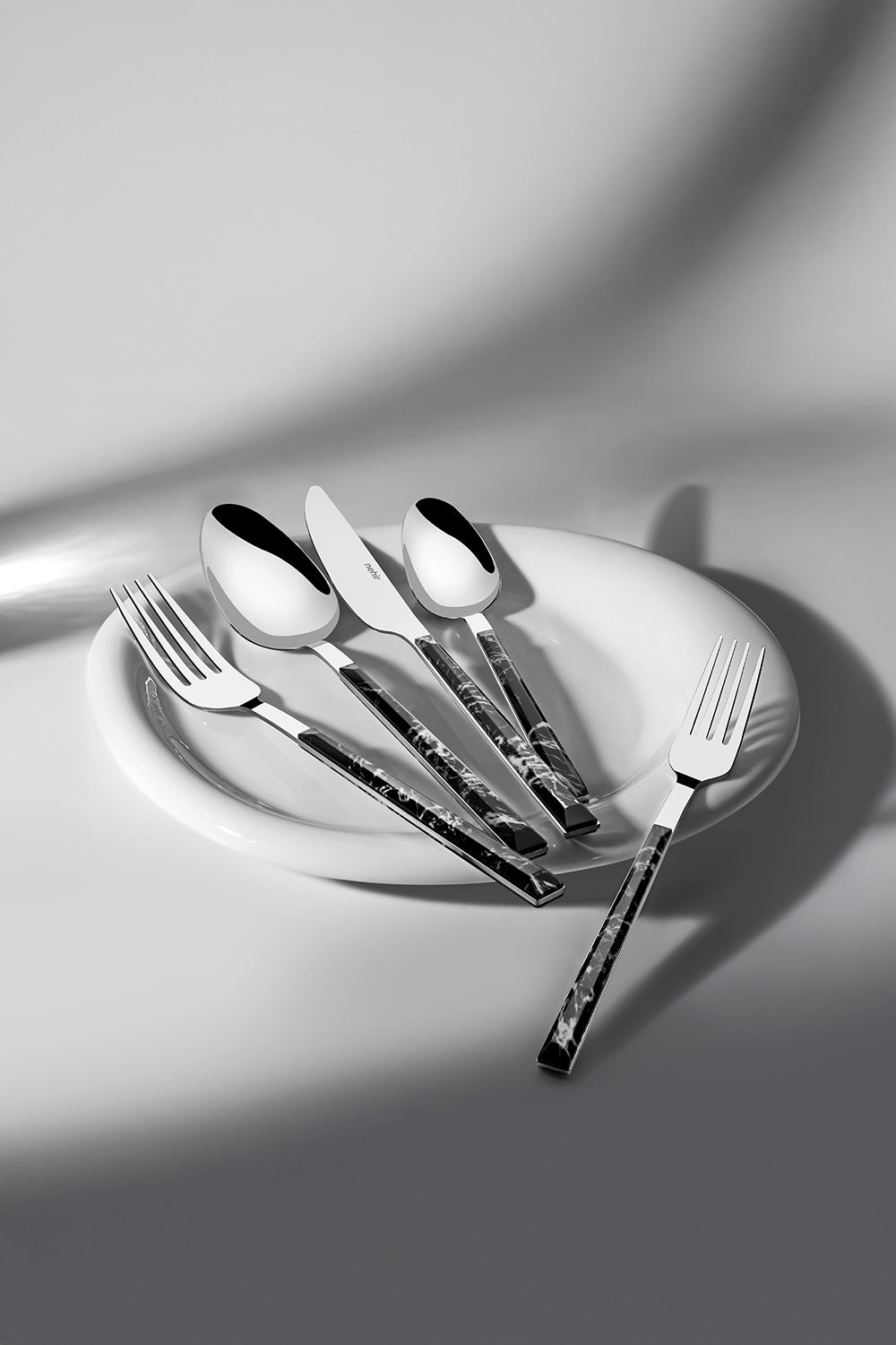 Tulip Siyah 6 Kişilik Mermer Desenli 30 Parça Kutulu Çatal Kaşık Bıçak Takımı